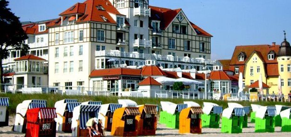 Haus Meeresblick, davor Strandkörbe im Sand