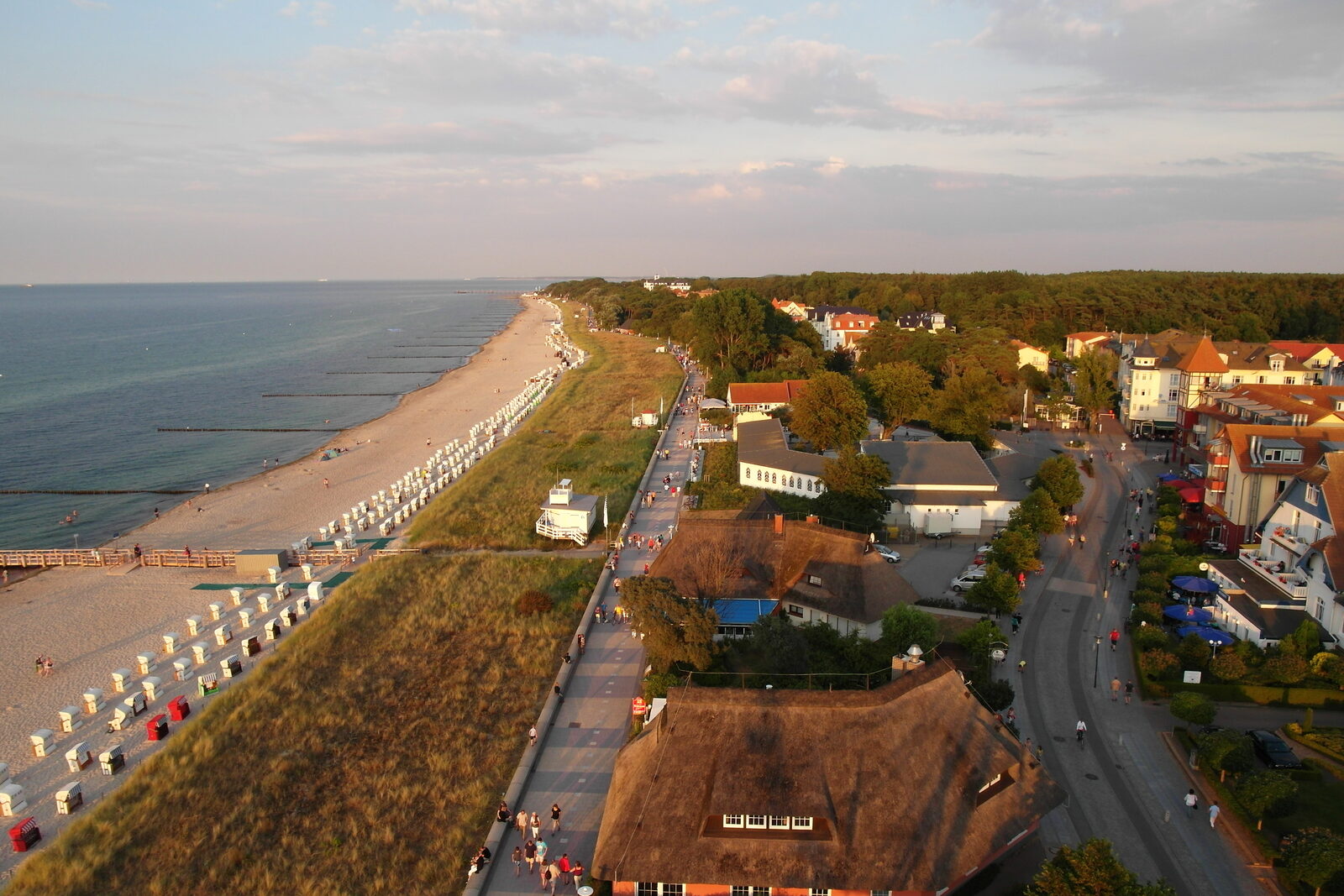 Kühlungsborn von oben, Strandkörbe reihen sich zwischen Promenade und Wasser