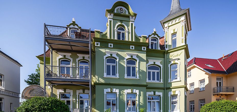 Das Haus Am Rosenhof in Kühlungsborn von der Straße aus gesehen