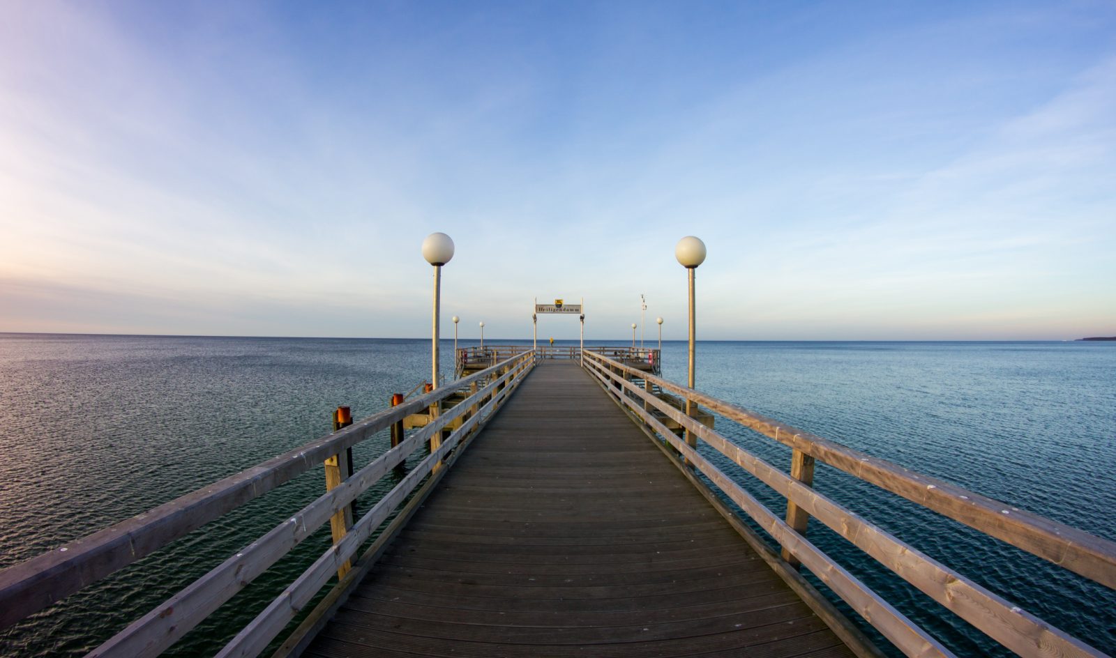 Die Seebrücke Kühlungsborn bei ruhiger See, Laternen säumen den hölzernen Steg